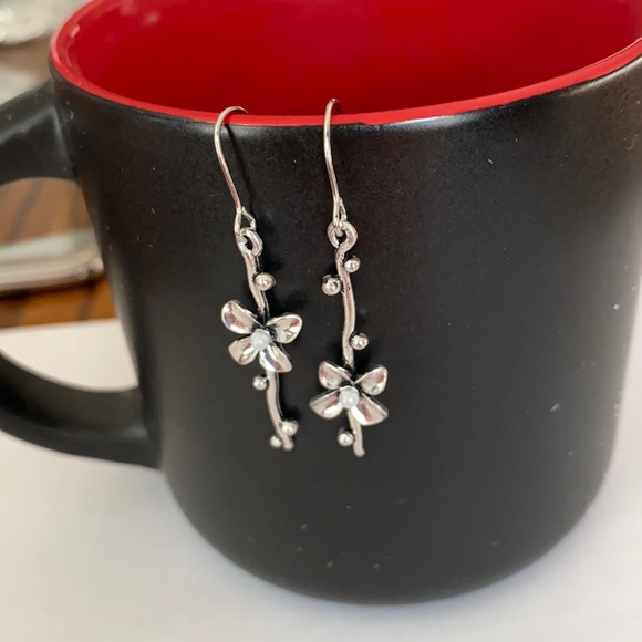 Jewelry - Floral dangle silver tone earrings
